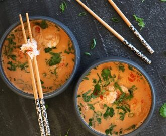 Nudelsoppa med röd curry, citrongräs 