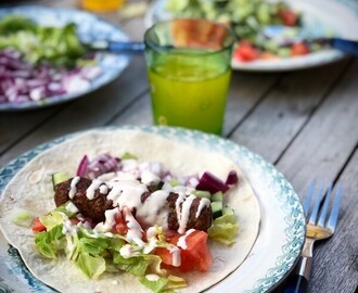 Grillade kebabspett med vitlökssås