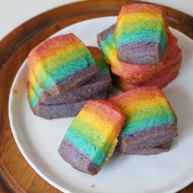 Kärlekskakor eller rainbow cookies fullproppade med kärlek!