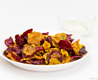 Rotfruktchips med dillsalt och pepparrotsdip