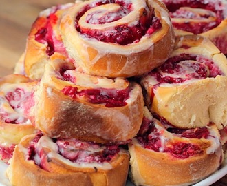 Raspberry Cheesecake Swirl Buns