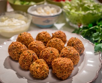 Hemgjorda falafel med tahinisås, grönsaker och libabröd