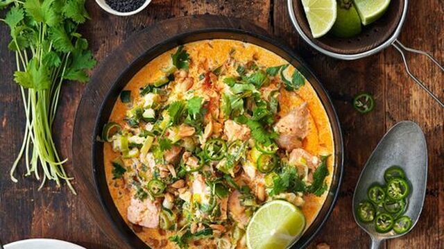 Thaigryta med lax och röd curry