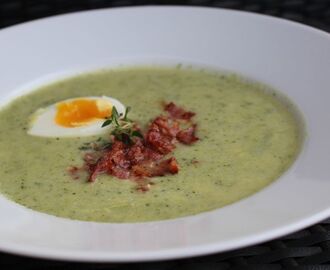 Broccolisoppa med ägg & knaperstekt bacon