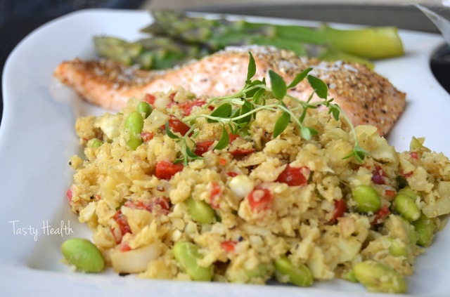 Blomkåls"risotto" med paprika, edamame och ugnsbakad lax