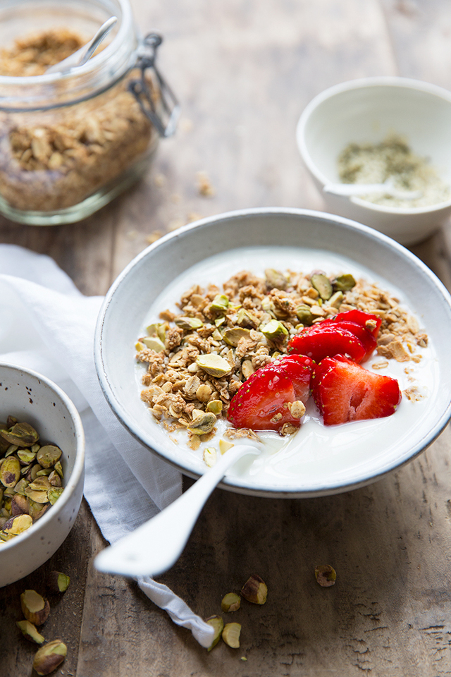 A basic and naturally sweetened oat granola
