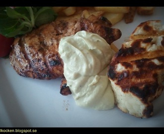 Grillad kycklingfilé med avokadocréme och halloumi