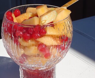Fruktsallad på melon och rödavinbär med hallonsås
