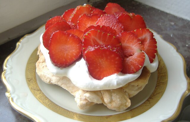 Pavlova med lemoncurd och jordgubbar