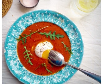 Tomatsoppa med palsternacka och pocherat ägg