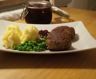 Wallenbergare med potatismos, lingonsylt och ärtor