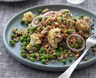 Matvetesallad med gröna ärter och krispig halloumi