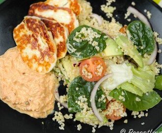 Halloumi med bulgursallad och morotstzatziki