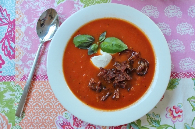 Hemmagjord tomatsoppa i förkylningstider - med eller utan baconströssel och annat lull-lull