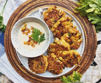 Majs- och morotsfritters med het Sriracha dippsås