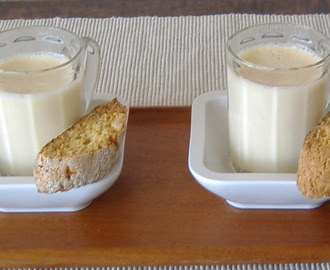 Mandel och honungspannacotta med biscotti