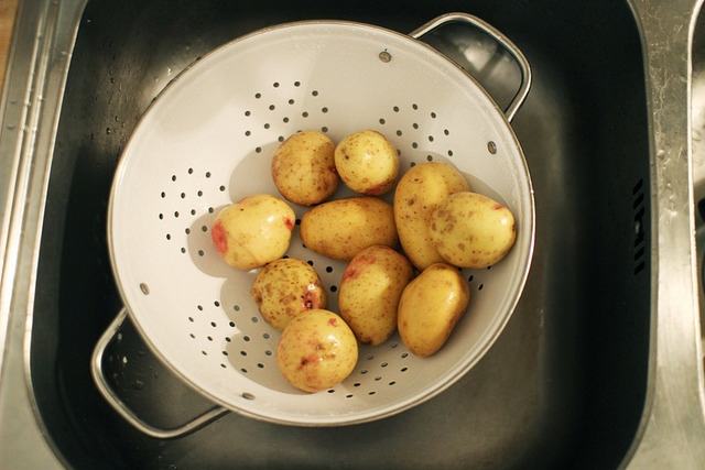 potatisskalchips (och jumbo hair rollers).