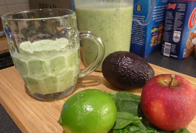 En grön gluten- och laktosfri smoothie med äpple, avokado och spenat