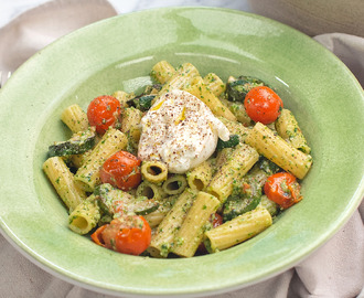 Pastasallad med pesto och burrata