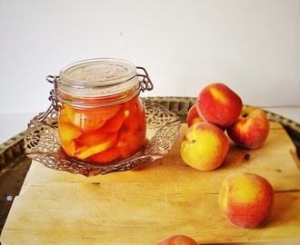 Sommriga förberdelser, inlagda persikor med vanilj.