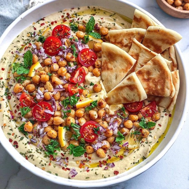 Hummus med rostade kikärtor och grönsaker