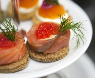 Rökt laxrulle med pepparrot på crostini