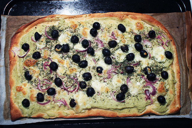 mozzarellapizza bianco med kronärtskockskräm, oliver och timjan.