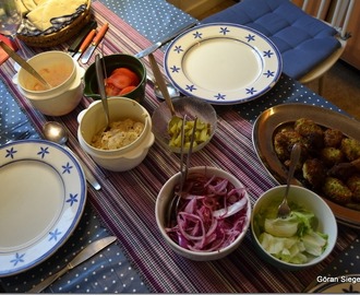 Falafel med hummus, yoghurtdressing och picklad rödlök