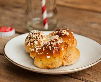 Kanel- och kardemummabullar bakade med fördeg