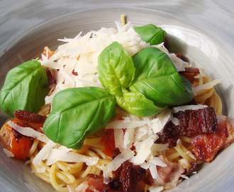 Pasta med bacon och tomat