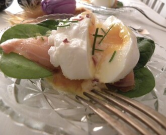 Egg Benedict med lax & blodgrapehollandaise