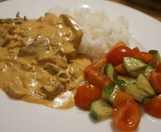 Mättande biffstroganof med ris och sallad