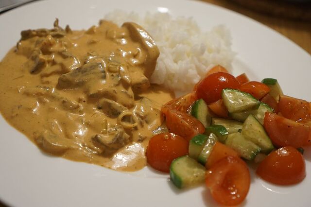 Mättande biffstroganof med ris och sallad