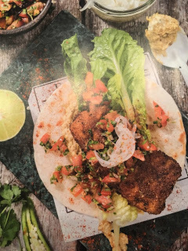 Fish taco med rostad majsyoghurt, picklad silverlök och pico de gallo