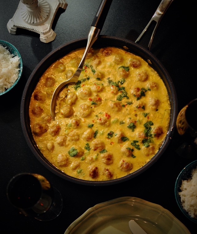 Kycklingbullar i curry- och jordnötssås