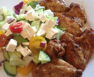 Dagens middag - cocacola marinerade kycklingvingar med fetaost sallad