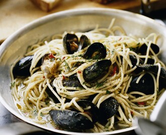 Spaghetti med blåmusslor, vitt vin och persilja