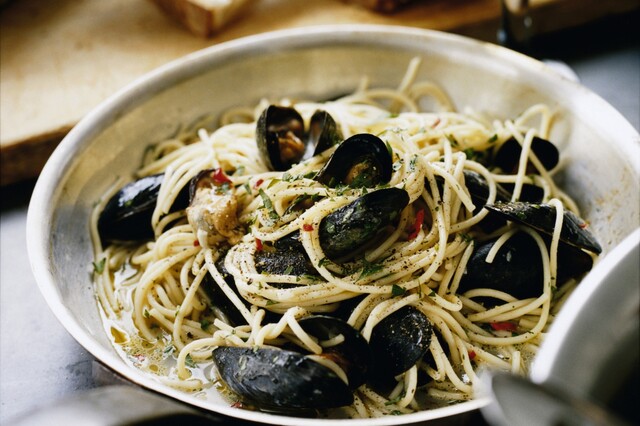 Spaghetti med blåmusslor, vitt vin och persilja