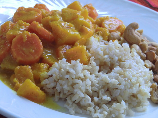 Moderiktigt orange vegogryta med kokosgrädde, ingefära och curry