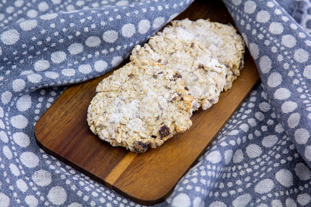 Flatbread with Oats and Raisins
