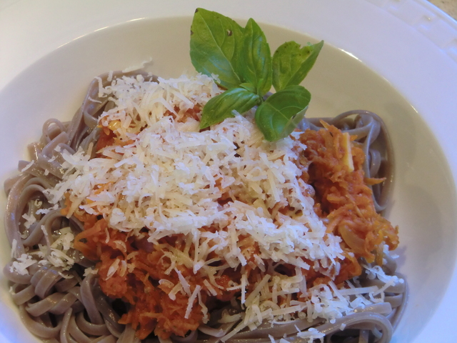 Smakrik vegetarisk pastasås med rotfrukter och tomat