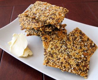 Glutenfritt knäckebröd med frön och majsmjöl