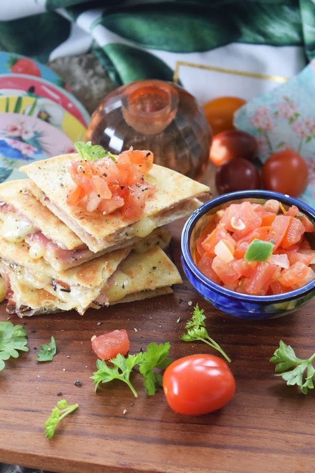 Quesadillas med skinka, ost och tomatsalsa