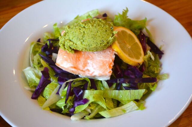 Ljummen laxsallad med broccolikräm