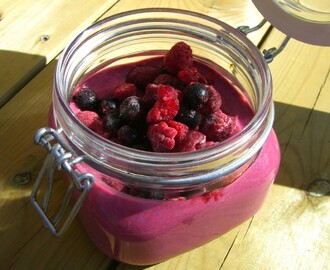 Raw Mandelyoghurt, Vaniljyoghurt och Yoghurt med Sommarbär.