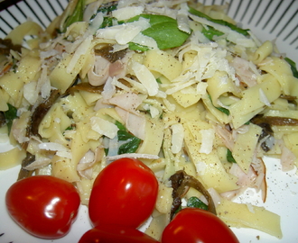 Linguine med trattkantareller och rökt kalkon