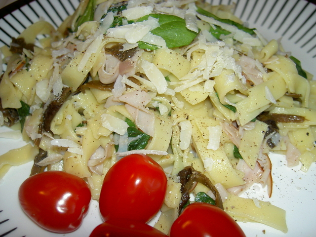 Linguine med trattkantareller och rökt kalkon