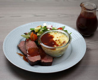 Chèvregratinerad potatis med ryggbiff och rödvinssås