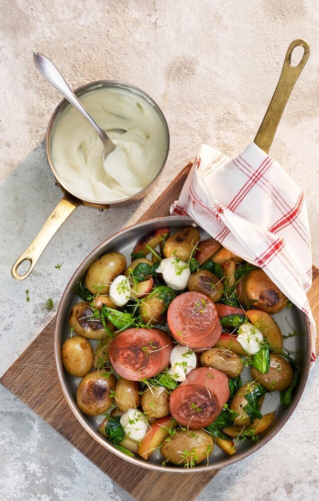 Stekt Falukorv i bit med blomkålscrème, stekt äpple och stekt potatis