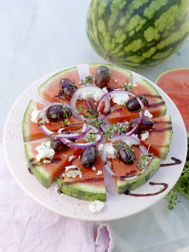 Melonpizzabitar med fetaost och oliver